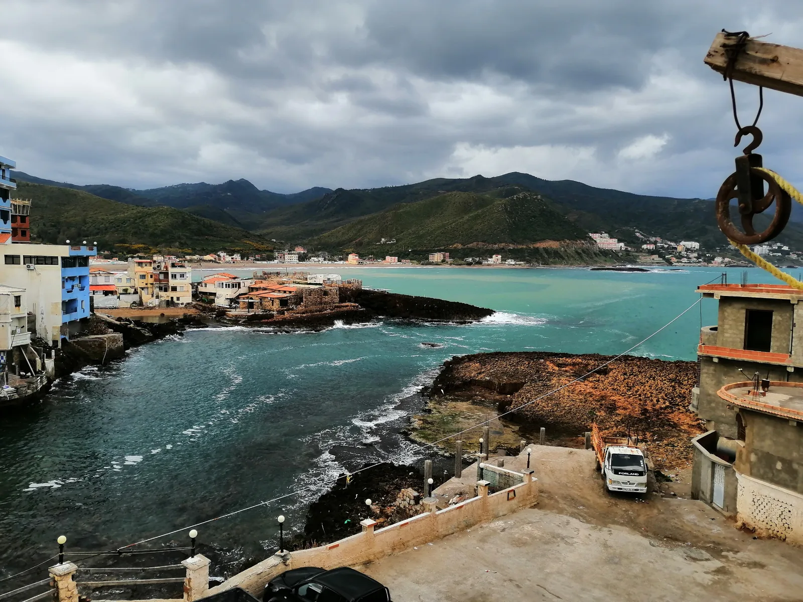 Vue sur la côte et la plage de Boulimat à Béjaïa