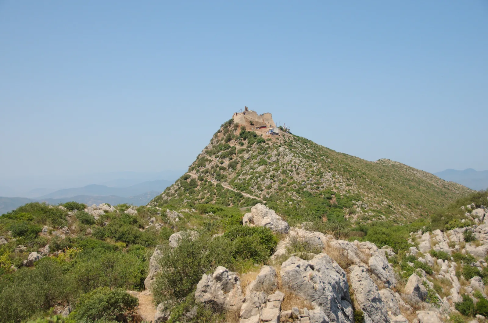 Vue sur le fort de Yemma Gouraya surplombant la baie de Béjaïa