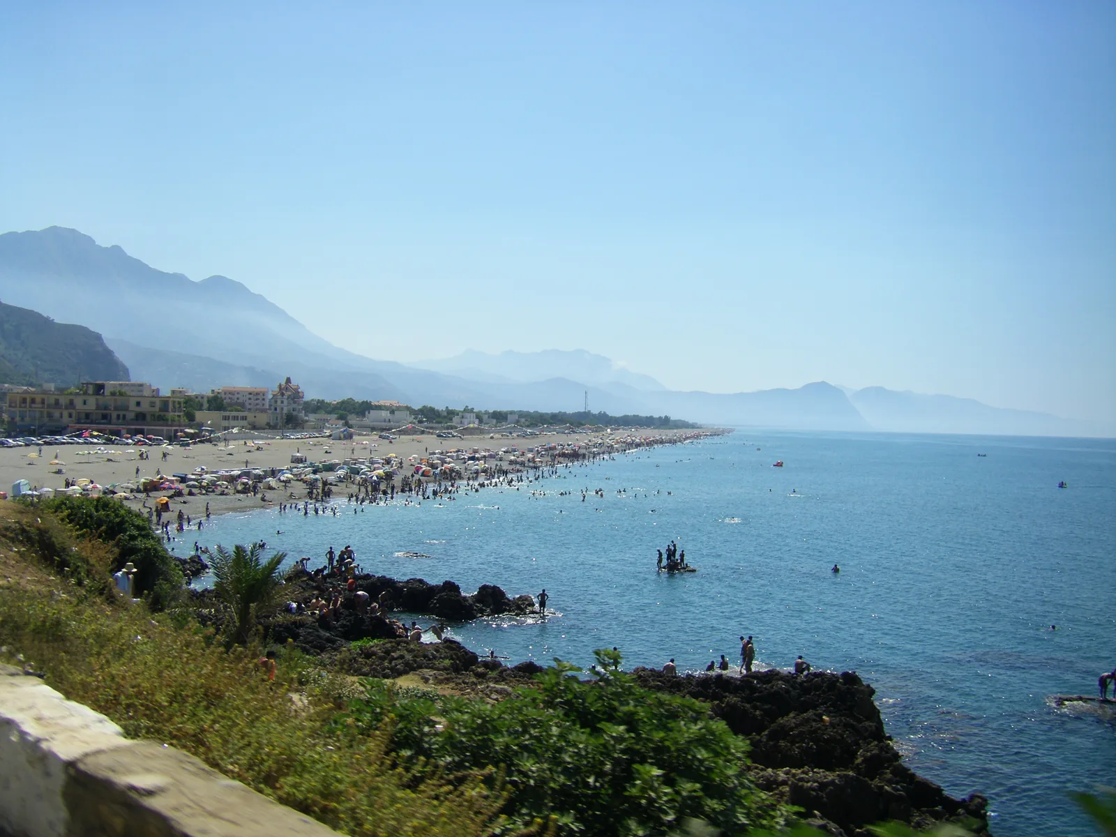 Vue sur la plage de Melbou et les montagnes à l'est de Béjaïa