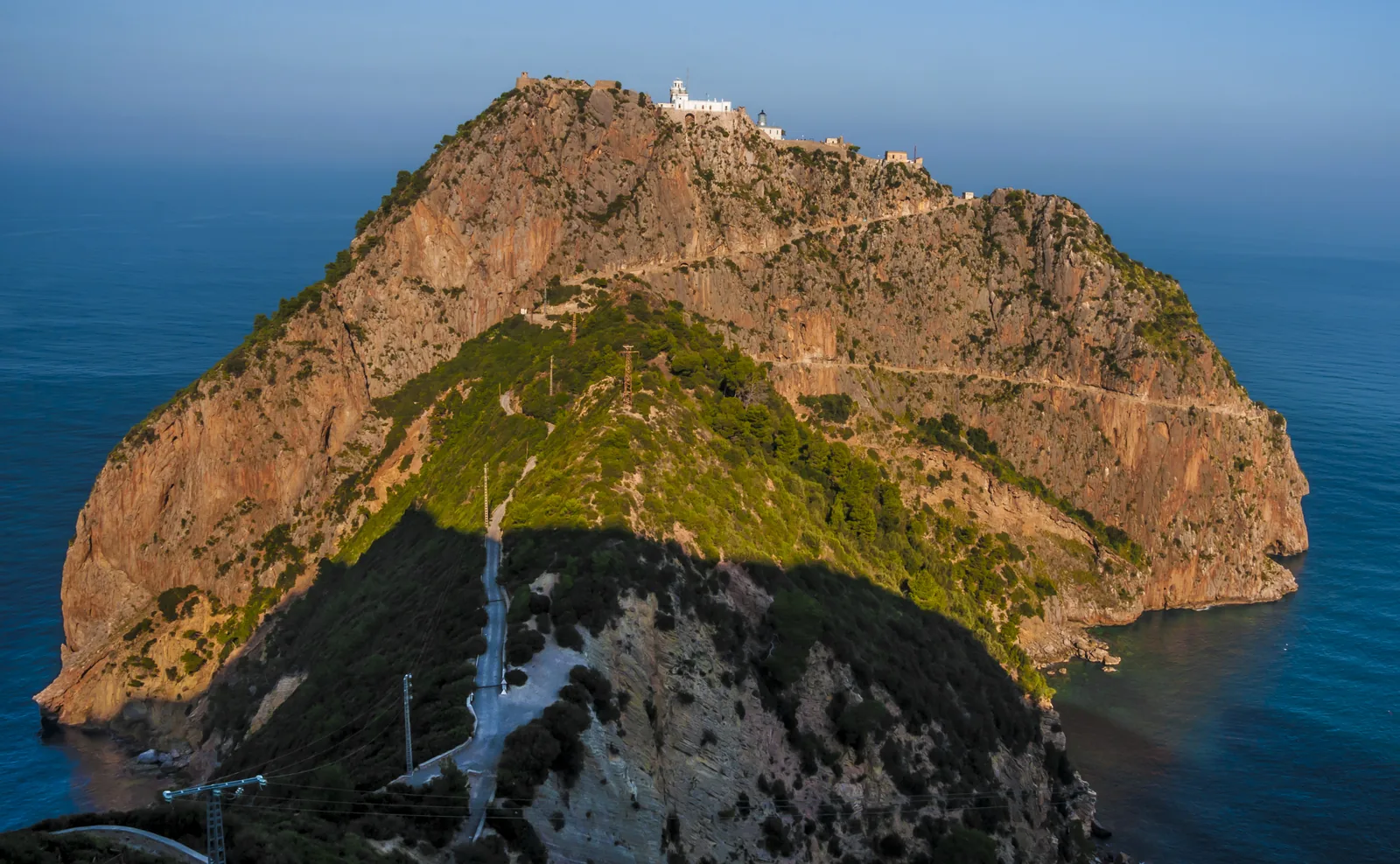 Vue sur le Cap Carbon et son phare à Béjaïa